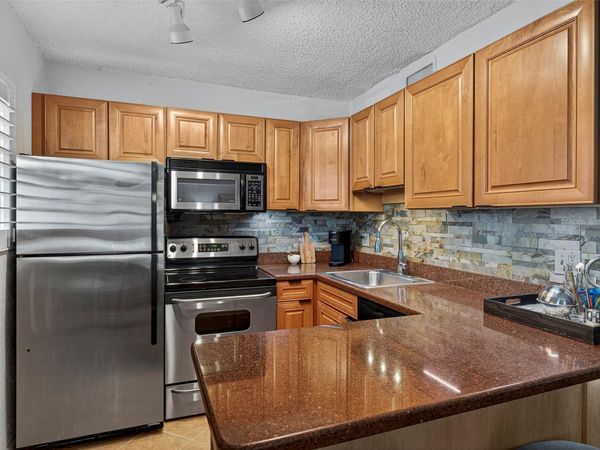 2660 NE 8th Ave, Unit 208, Wilton Manors, FL 33334