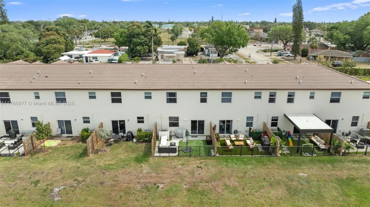 12824 NW 22nd Pl, Unit 12824, Miami, FL 33167 Photo