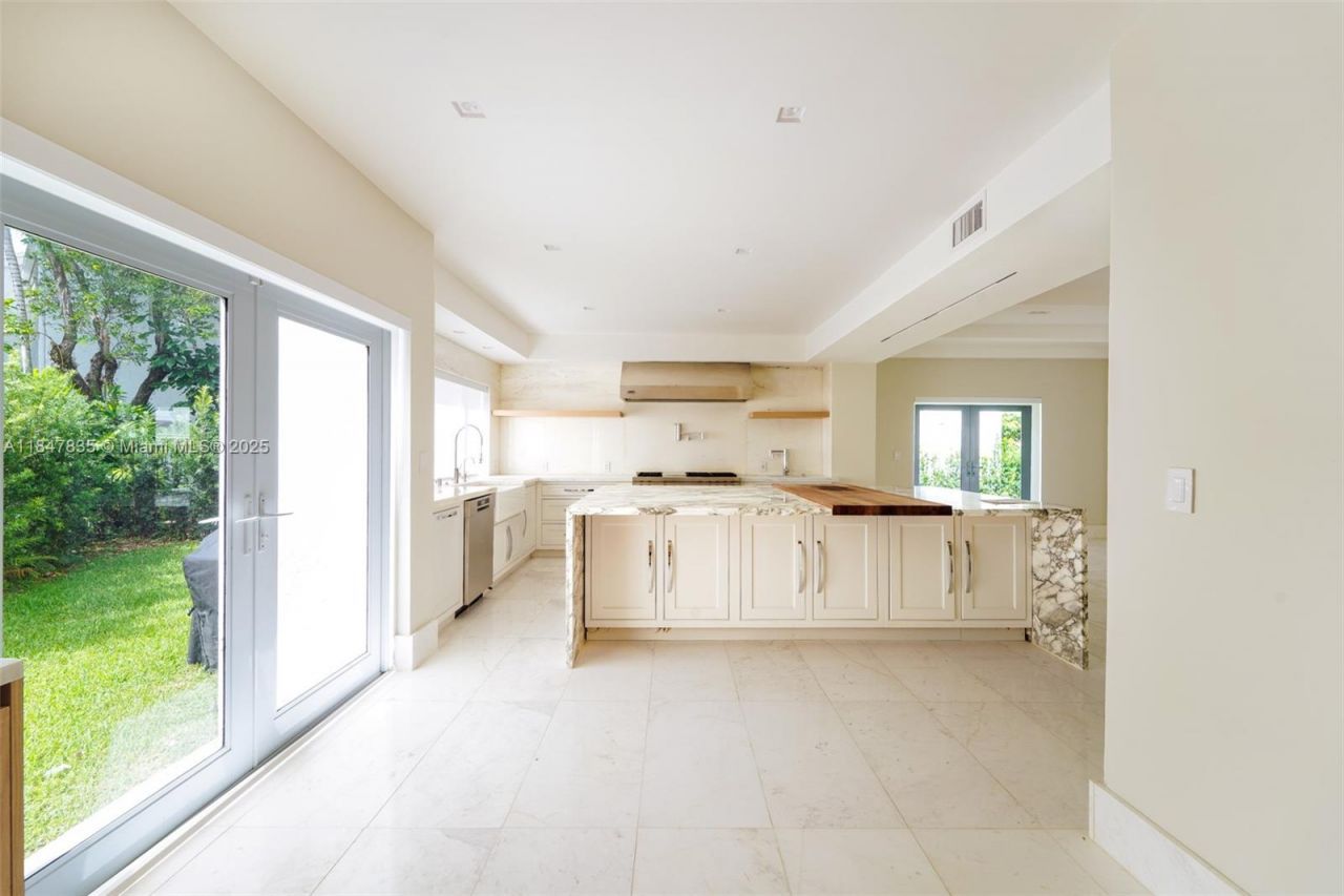 1981 S Oak Haven Cir, Miami, FL 33179 Photo