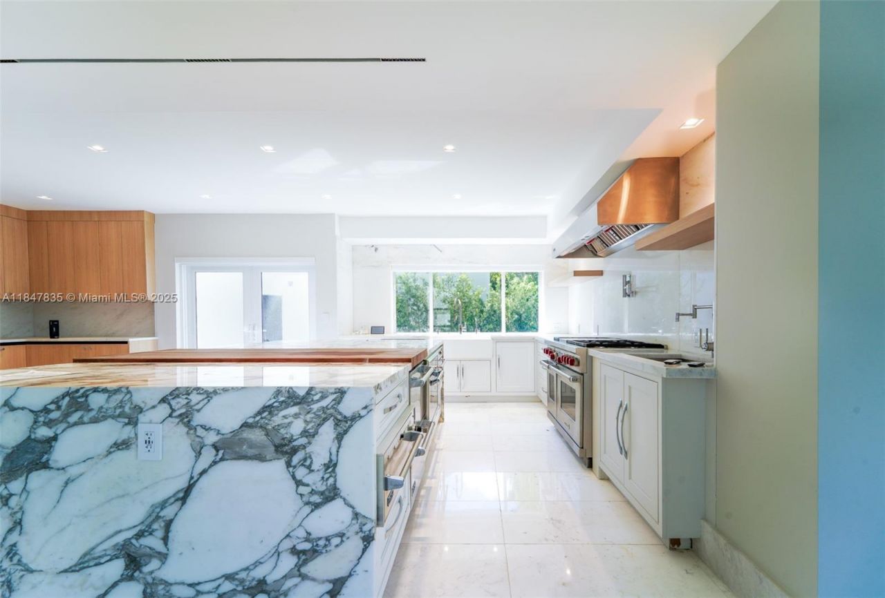 1981 S Oak Haven Cir, Miami, FL 33179 Photo