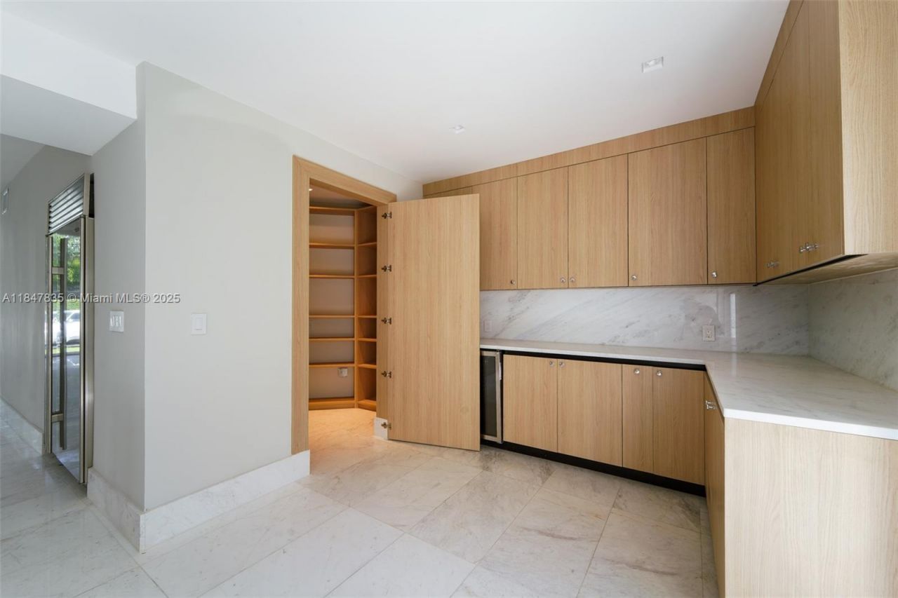 1981 S Oak Haven Cir, Miami, FL 33179 Photo