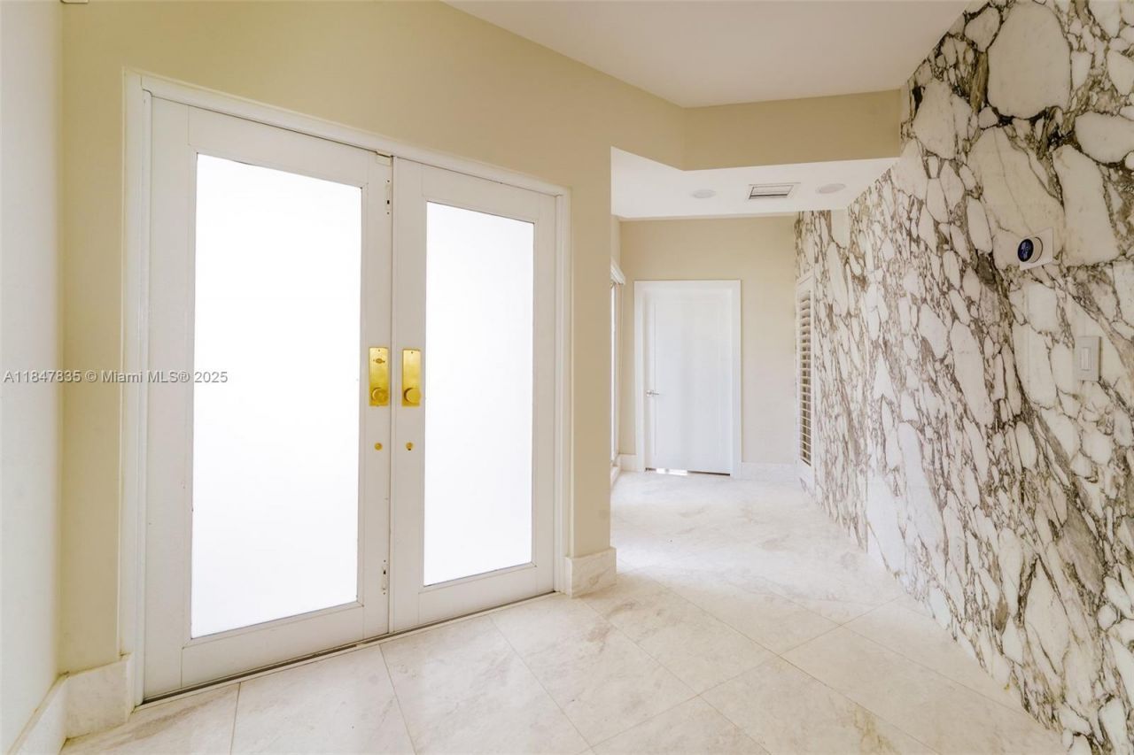 1981 S Oak Haven Cir, Miami, FL 33179 Photo