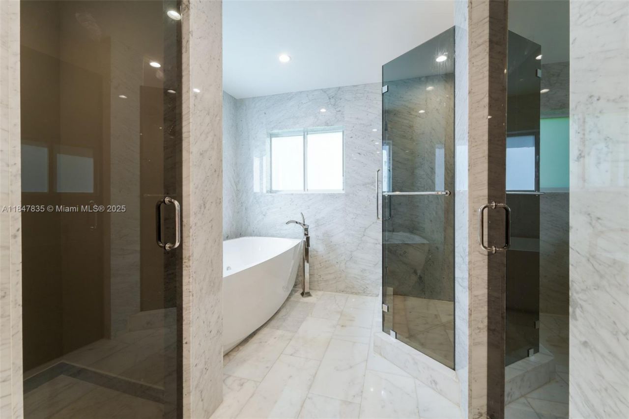 1981 S Oak Haven Cir, Miami, FL 33179 Photo