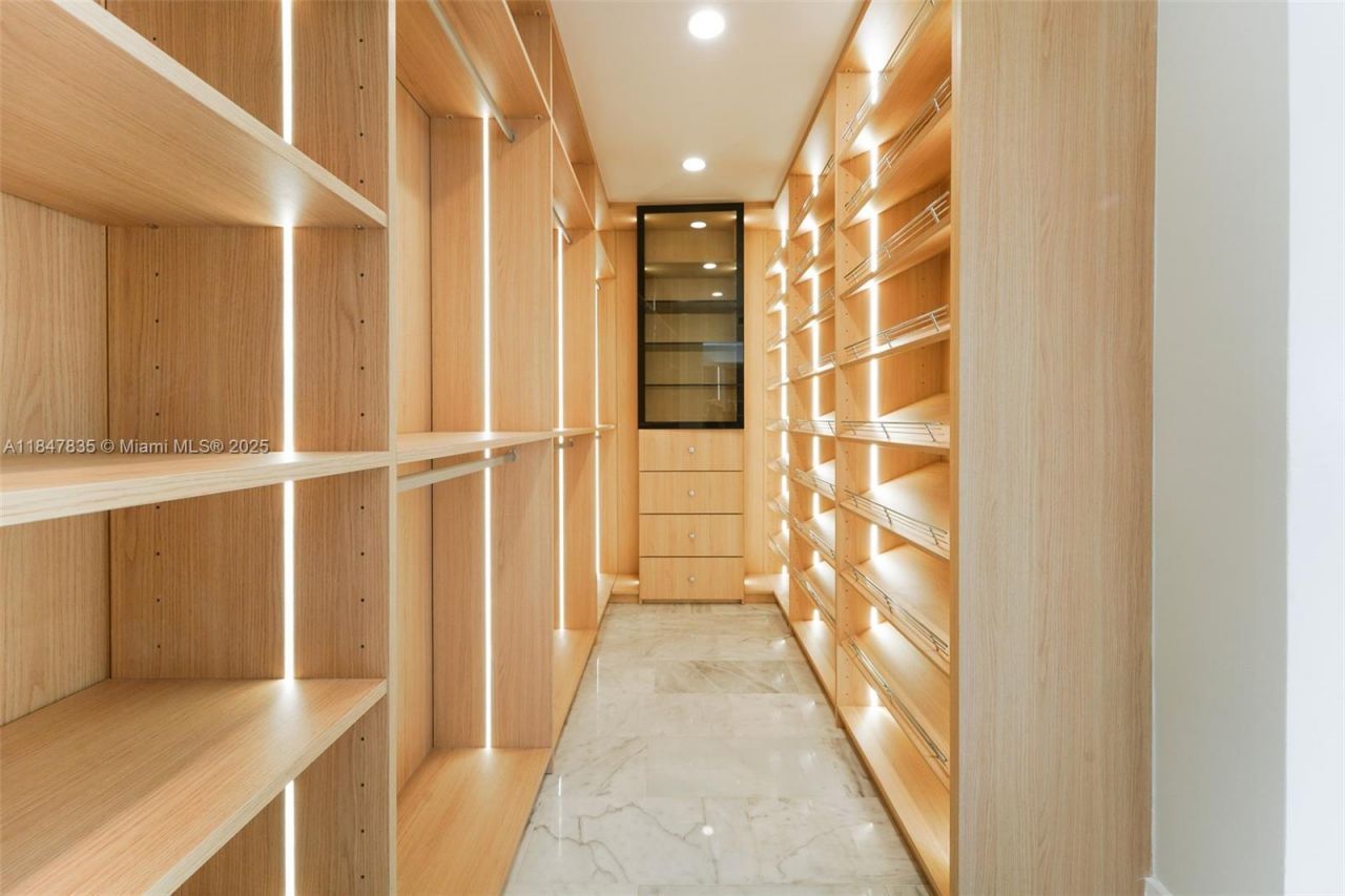 1981 S Oak Haven Cir, Miami, FL 33179 Photo