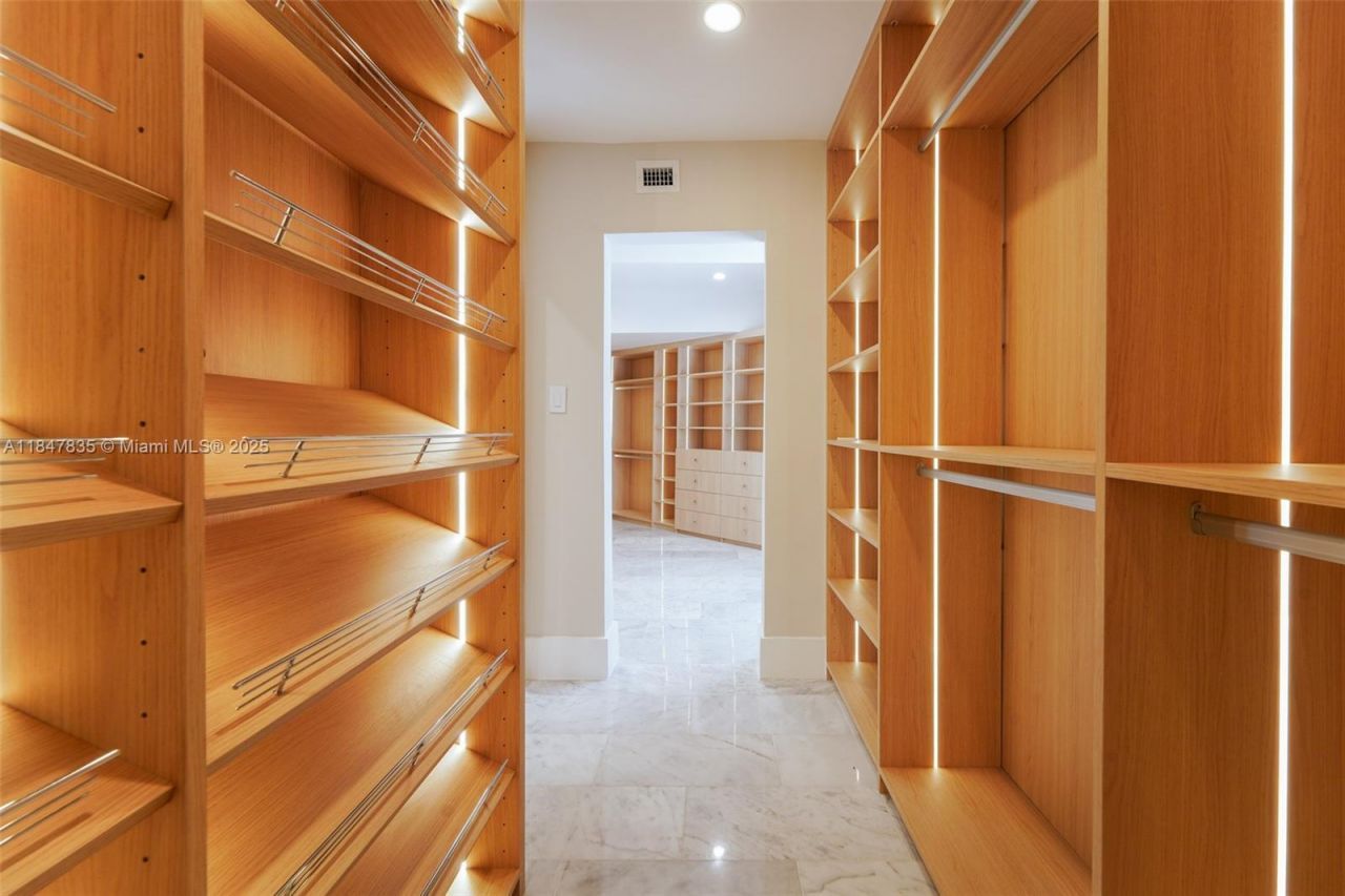 1981 S Oak Haven Cir, Miami, FL 33179 Photo