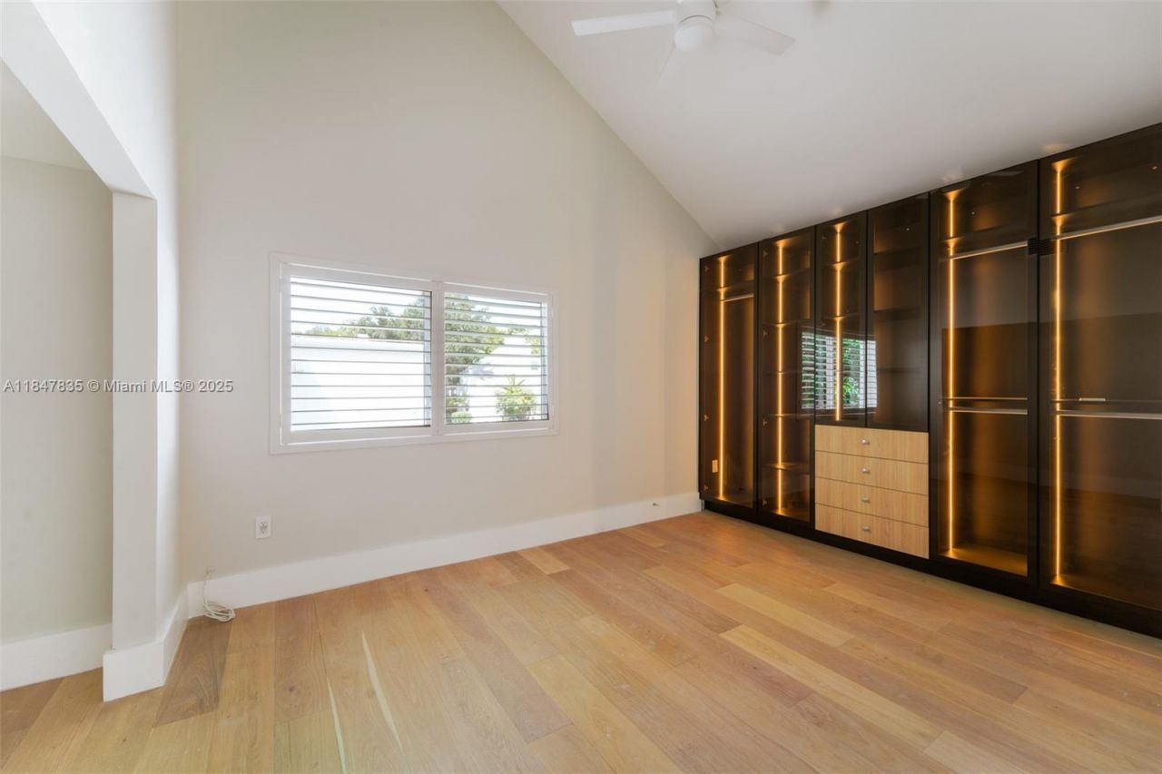 1981 S Oak Haven Cir, Miami, FL 33179 Photo