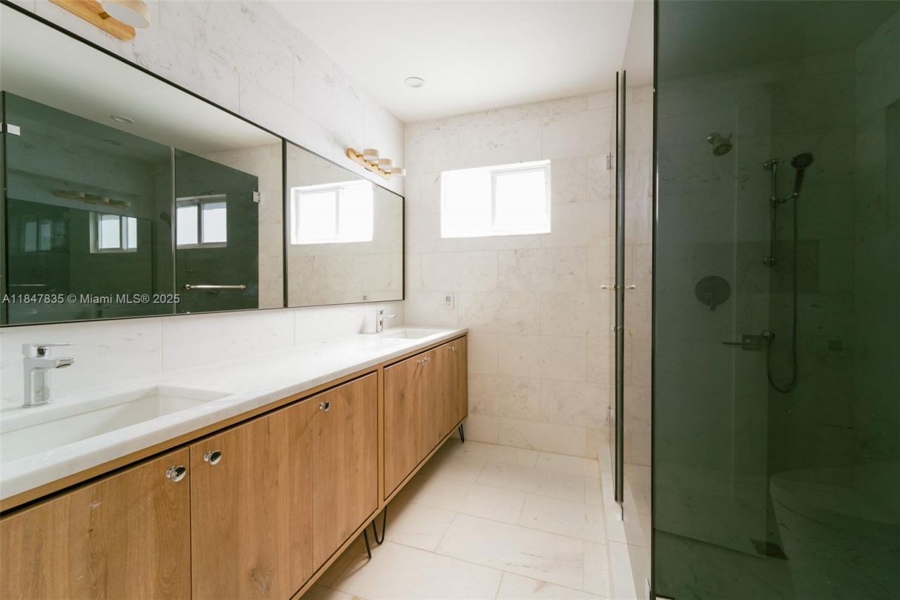 1981 S Oak Haven Cir, Miami, FL 33179 Photo