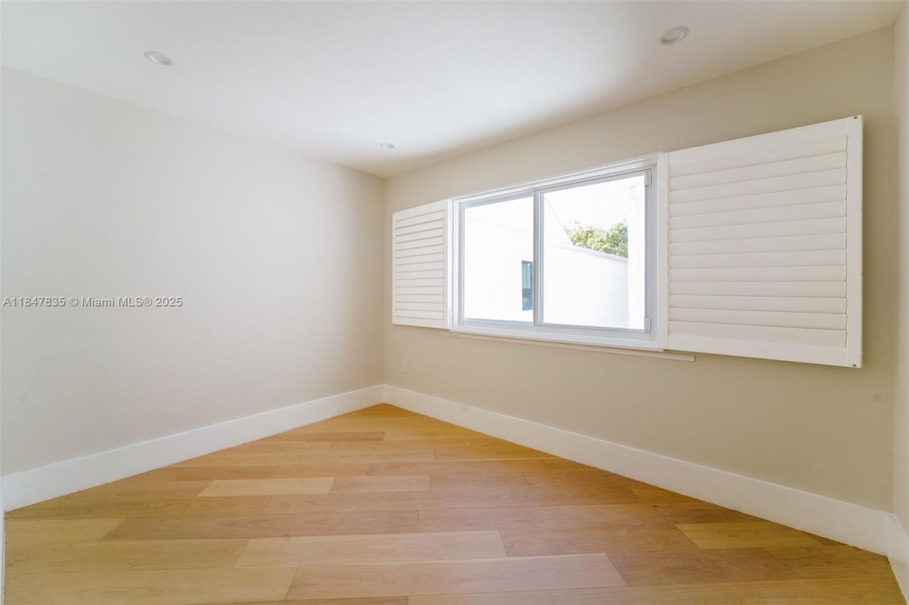 1981 S Oak Haven Cir, Miami, FL 33179 Photo