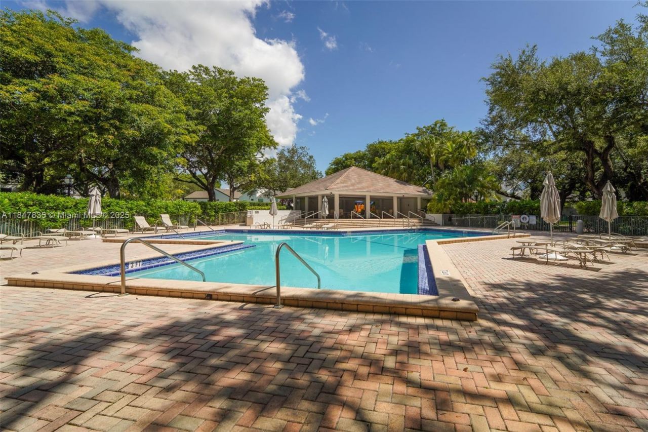 1981 S Oak Haven Cir, Miami, FL 33179 Photo