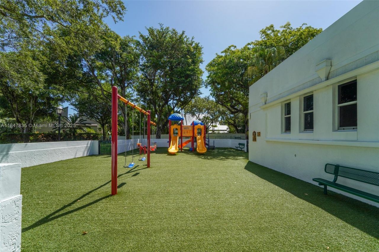 1981 S Oak Haven Cir, Miami, FL 33179 Photo