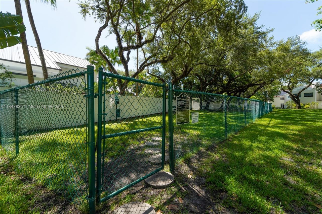 1981 S Oak Haven Cir, Miami, FL 33179 Photo