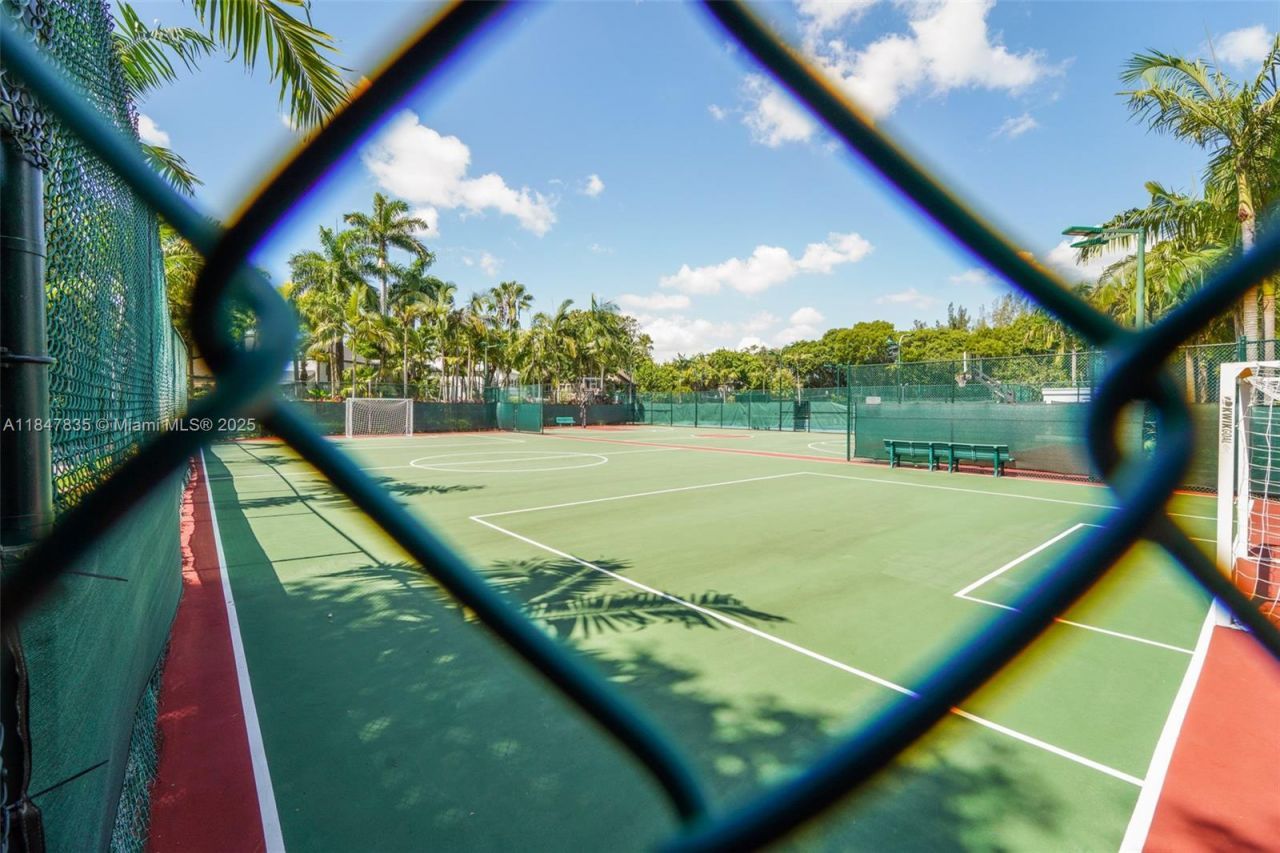 1981 S Oak Haven Cir, Miami, FL 33179 Photo