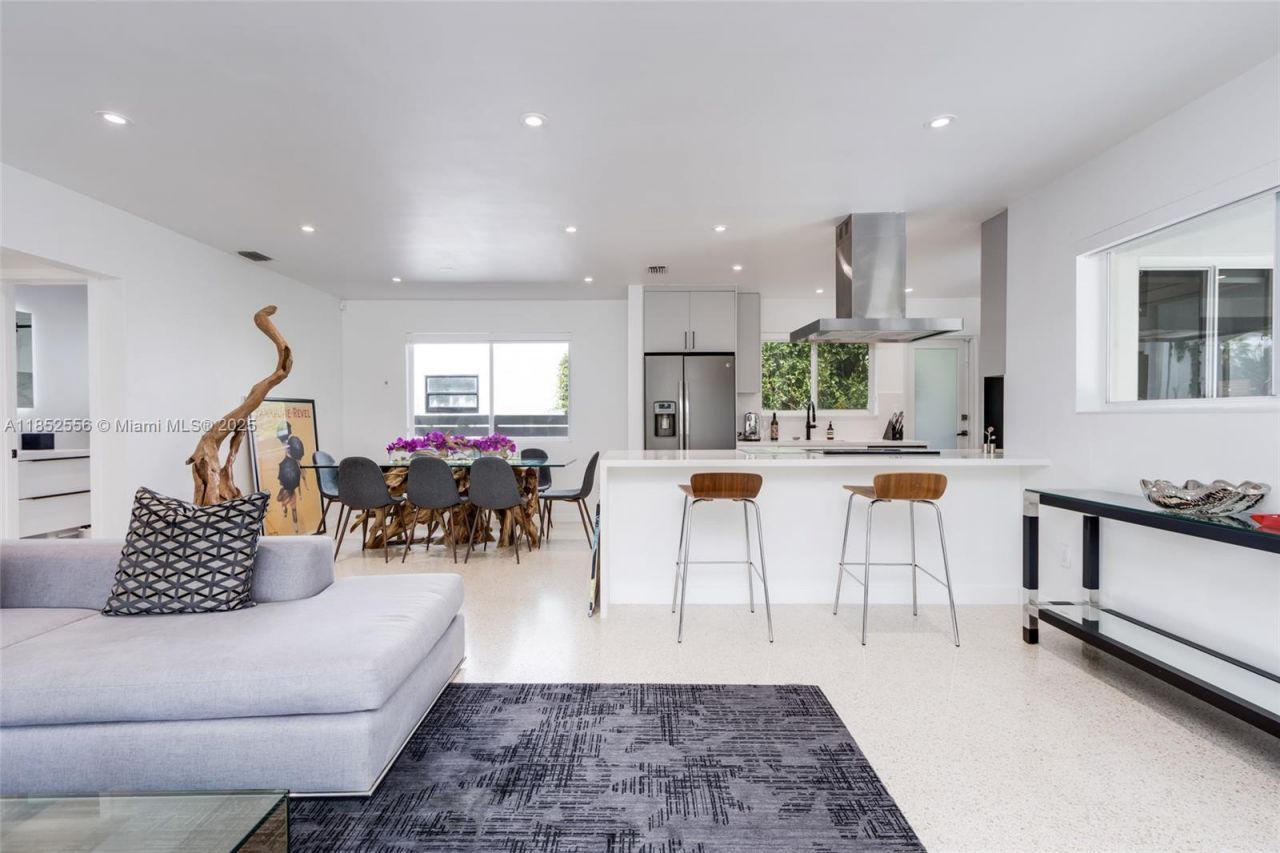 8290 N Bayshore Dr, Miami, FL 33138 Photo