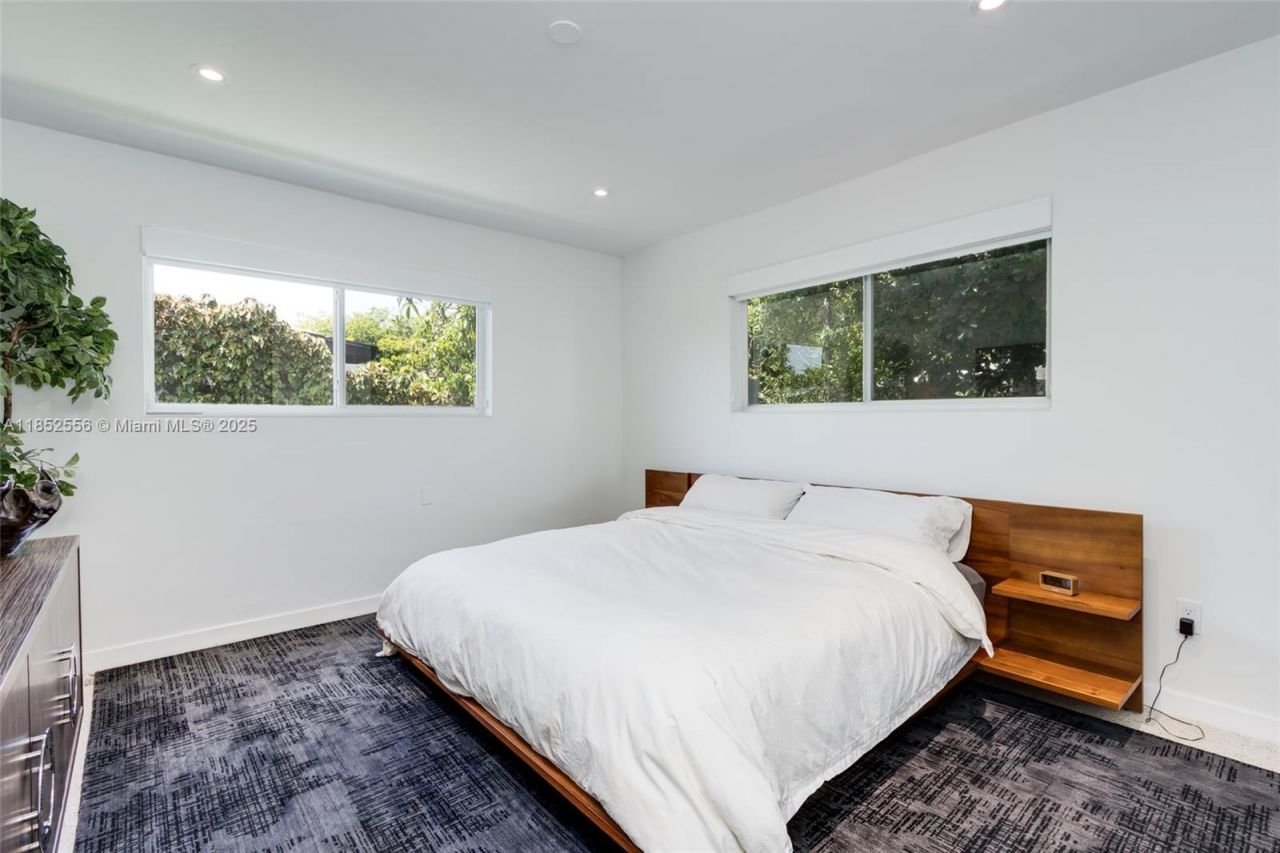 8290 N Bayshore Dr, Miami, FL 33138 Photo