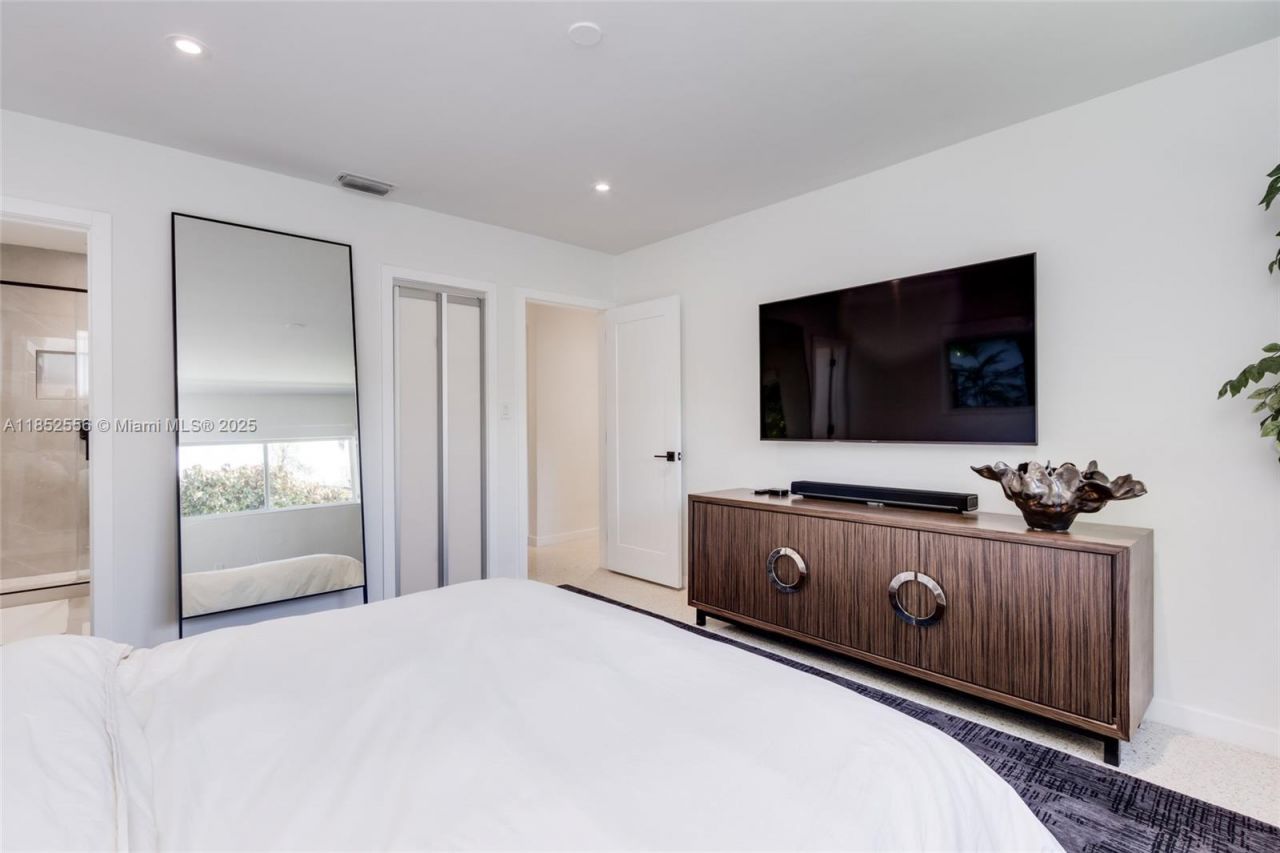 8290 N Bayshore Dr, Miami, FL 33138 Photo