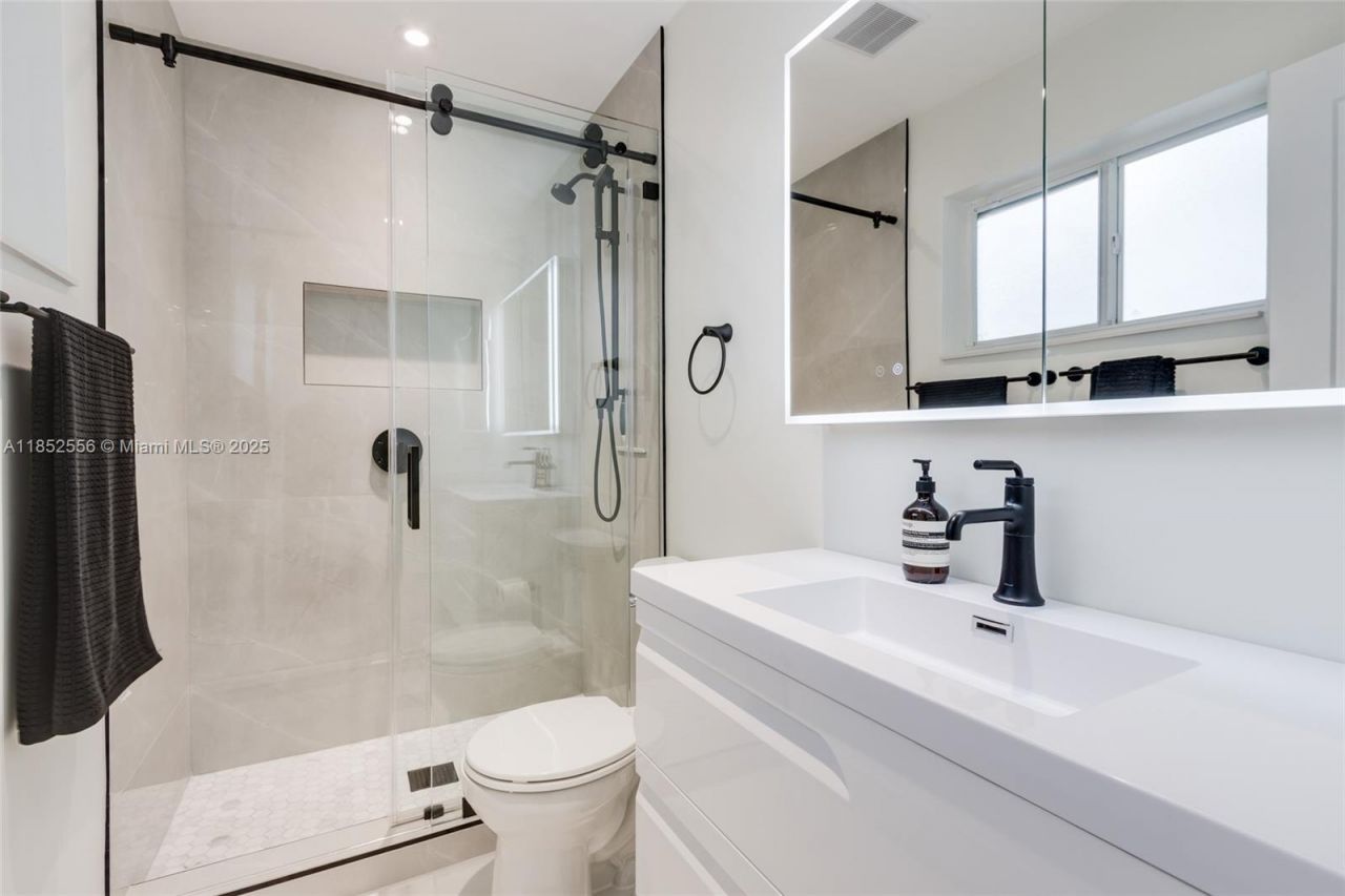 8290 N Bayshore Dr, Miami, FL 33138 Photo