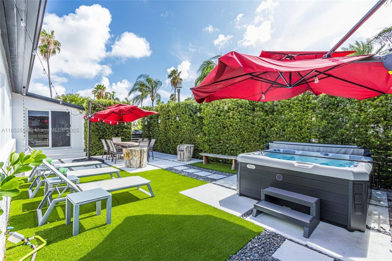 8290 N Bayshore Dr, Miami, FL 33138 Photo