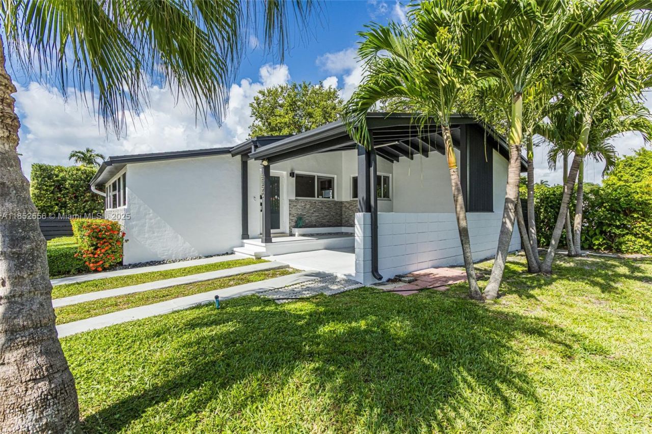 8290 N Bayshore Dr, Miami, FL 33138 Photo