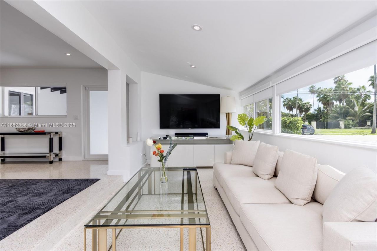 8290 N Bayshore Dr, Miami, FL 33138 Photo