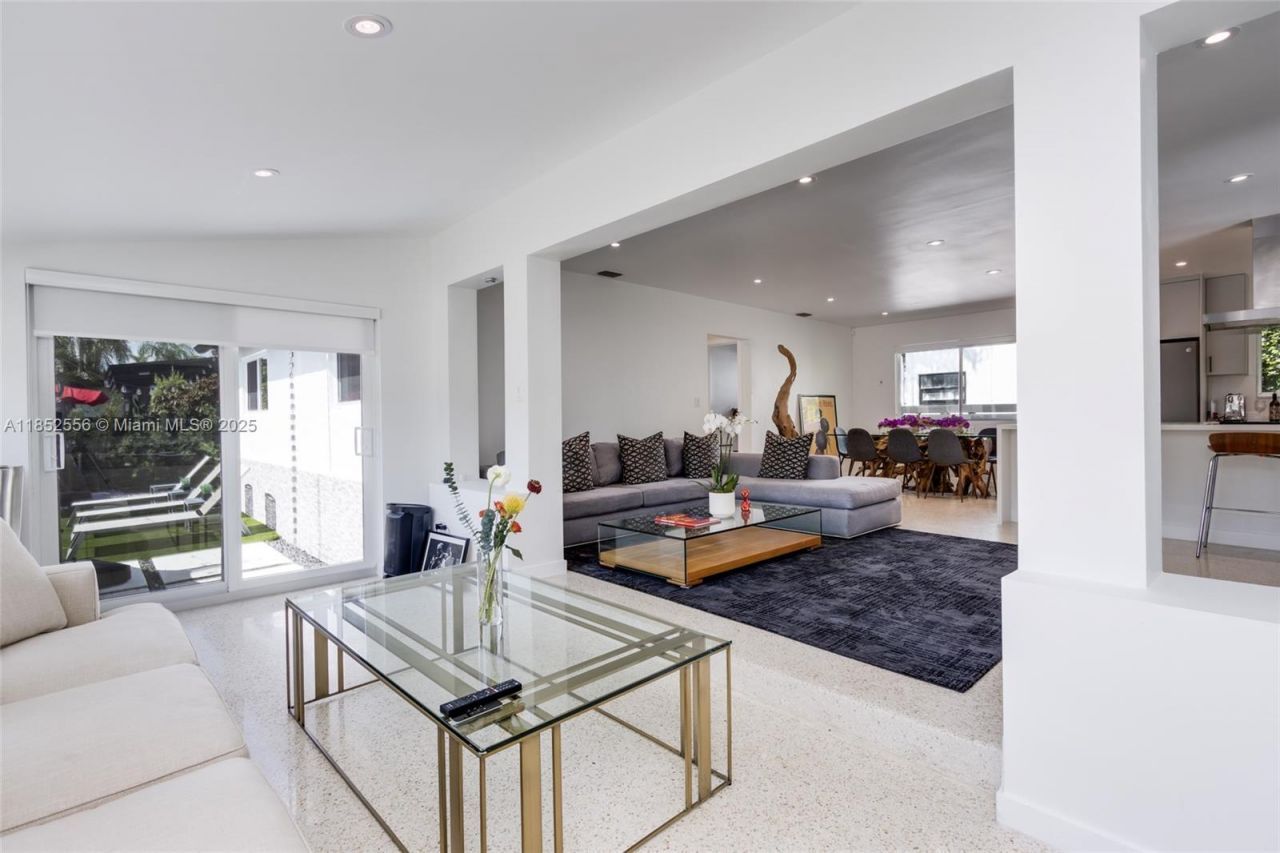 8290 N Bayshore Dr, Miami, FL 33138 Photo