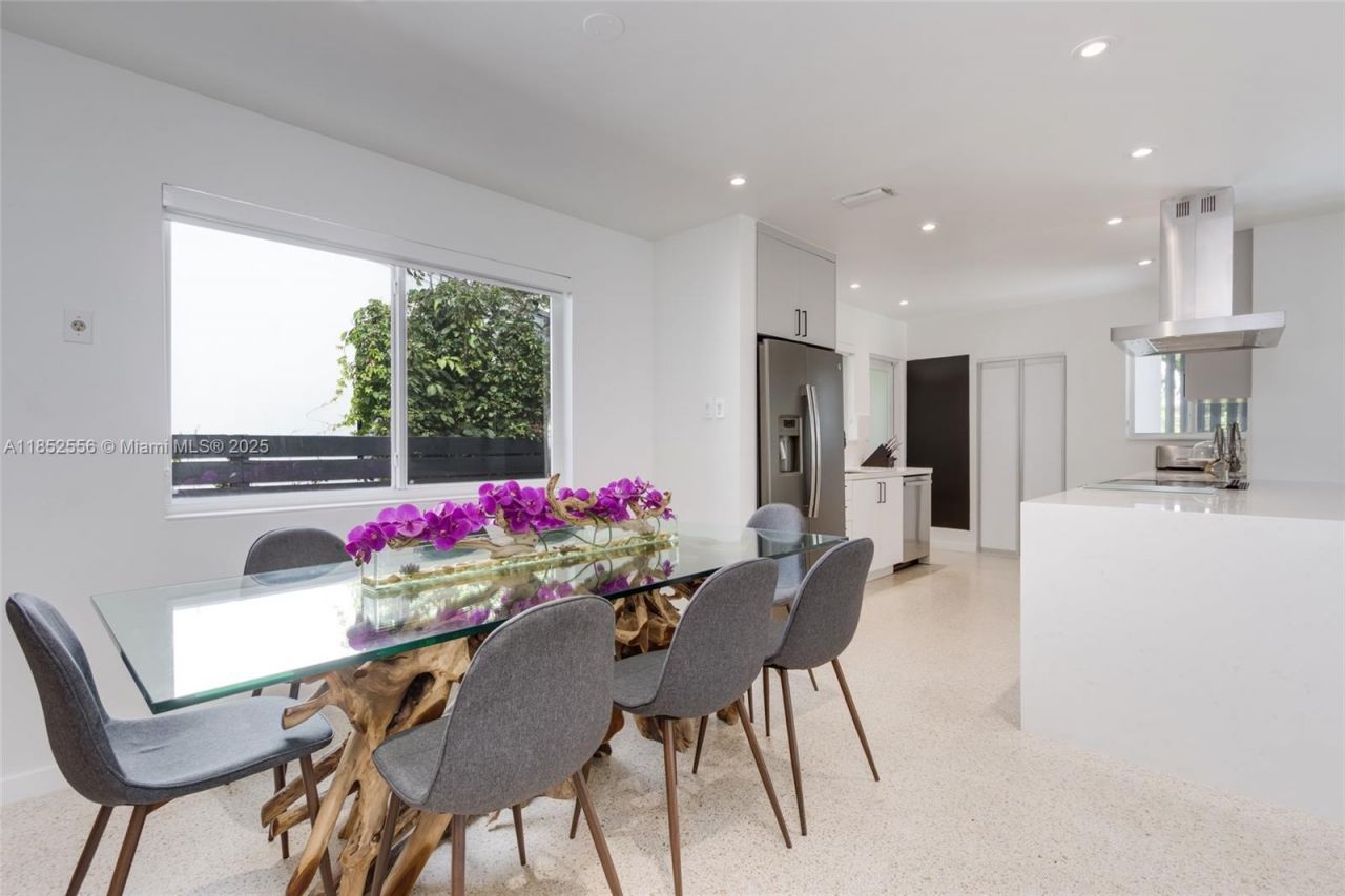 8290 N Bayshore Dr, Miami, FL 33138 Photo