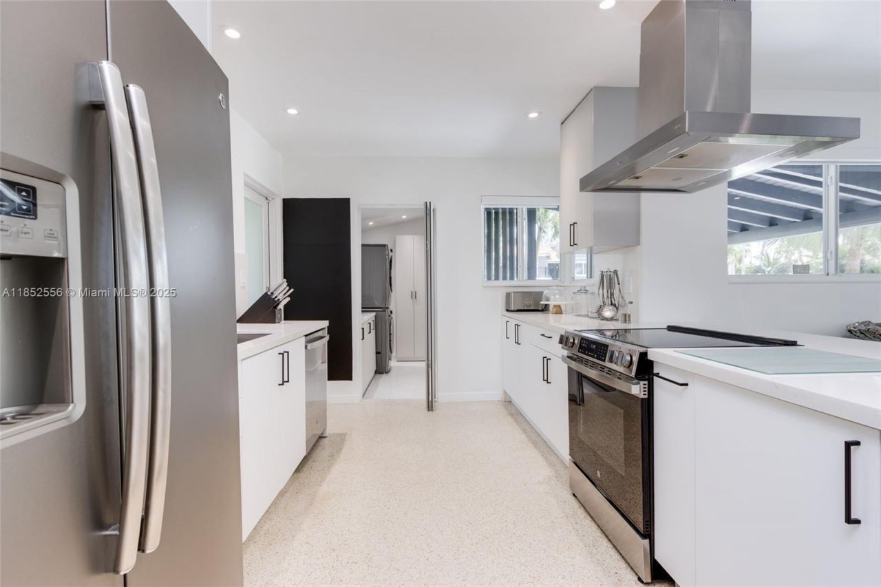 8290 N Bayshore Dr, Miami, FL 33138 Photo