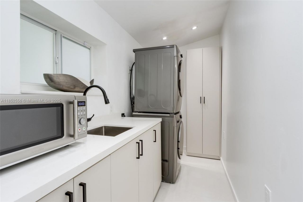 8290 N Bayshore Dr, Miami, FL 33138 Photo