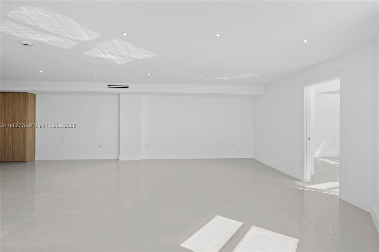 999 Brickell Bay Dr, Unit 904, Miami, FL 33131 Photo