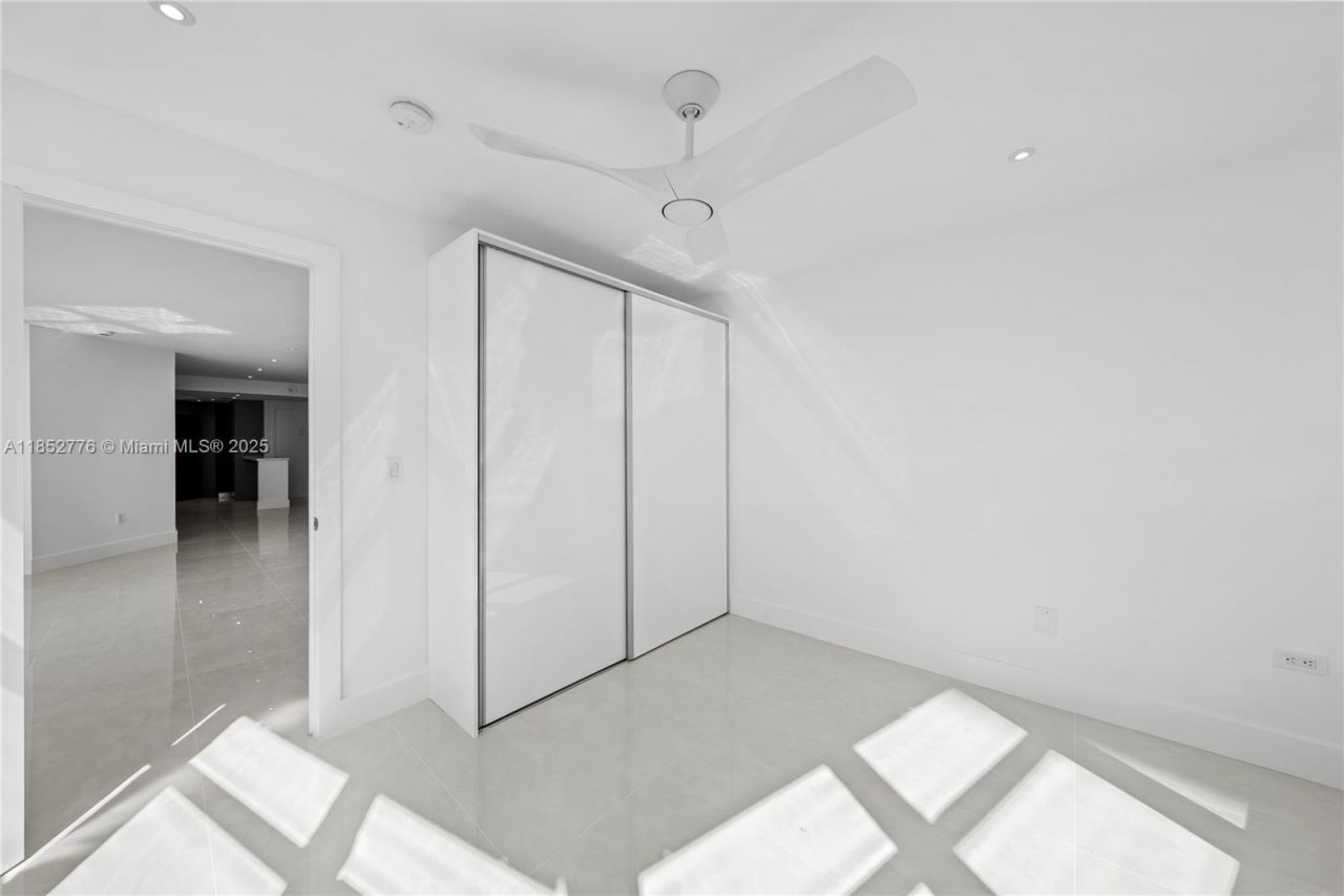 999 Brickell Bay Dr, Unit 904, Miami, FL 33131 Photo