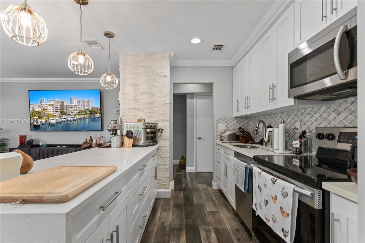 120 Golden Isles Dr, Unit 23B, Hallandale Beach, FL 33009 Photo