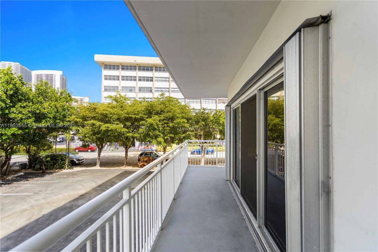 120 Golden Isles Dr, Unit 23B, Hallandale Beach, FL 33009 Photo