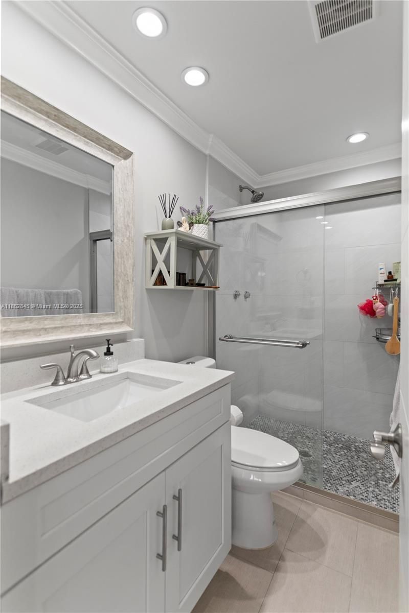 120 Golden Isles Dr, Unit 23B, Hallandale Beach, FL 33009 Photo