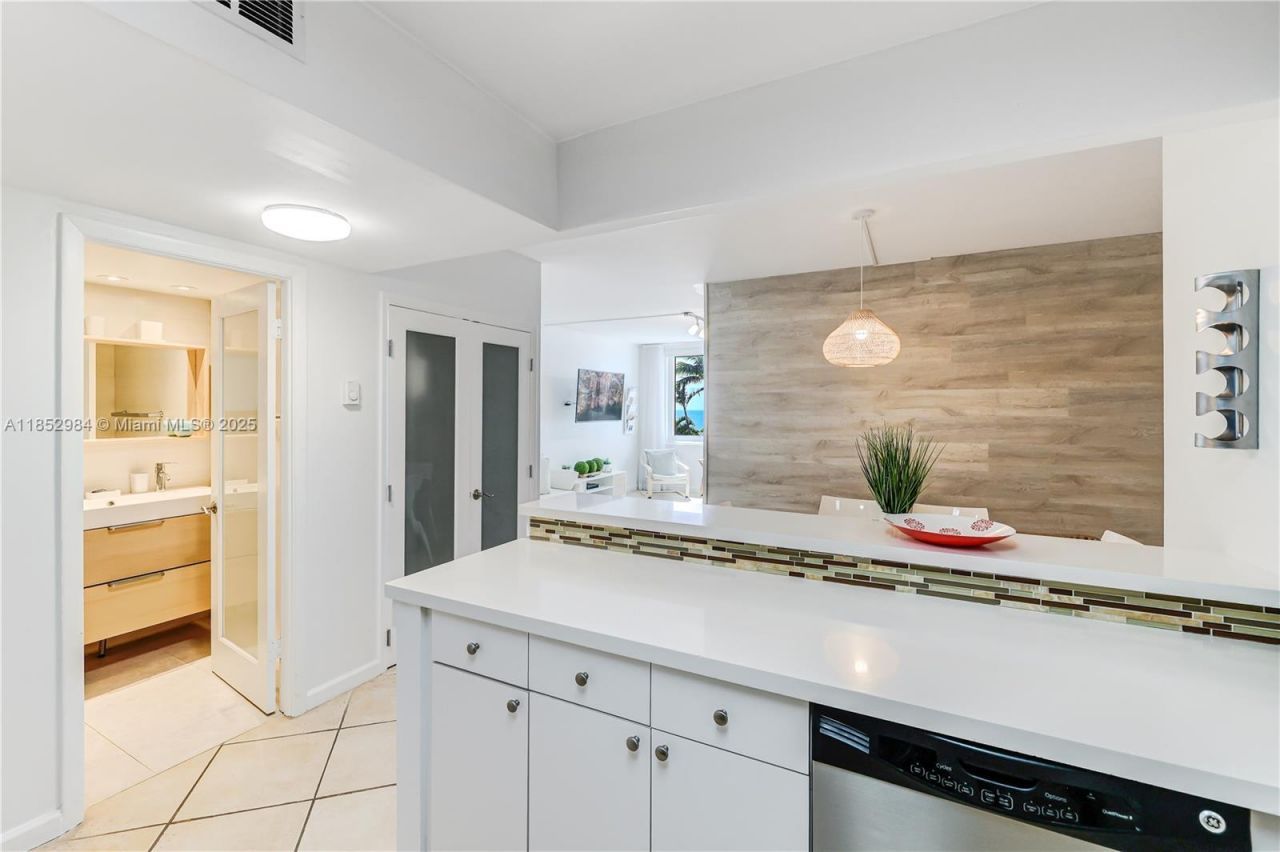 2301 Collins Ave, Unit 523, Miami Beach, FL 33139 Photo