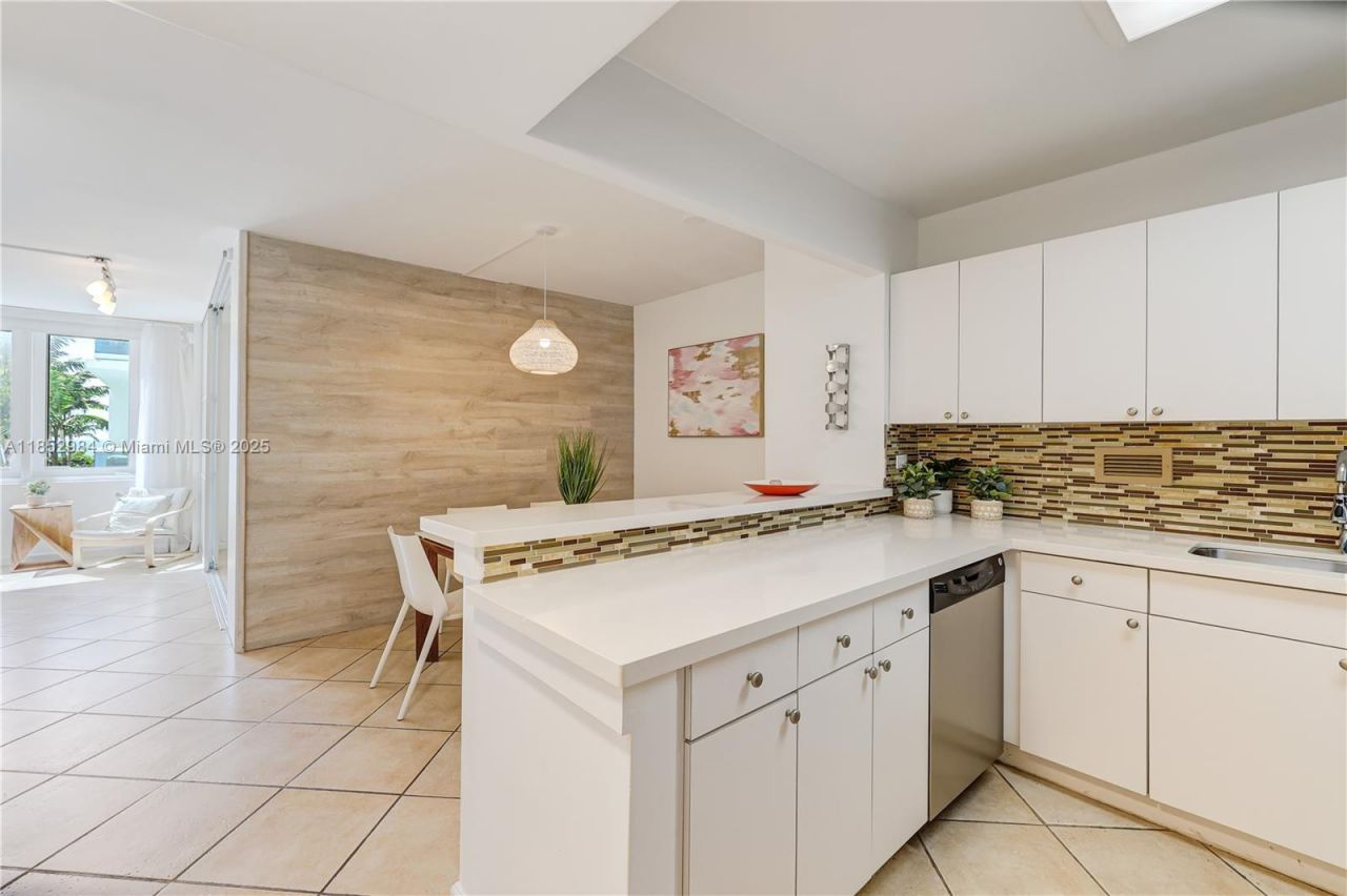 2301 Collins Ave, Unit 523, Miami Beach, FL 33139 Photo