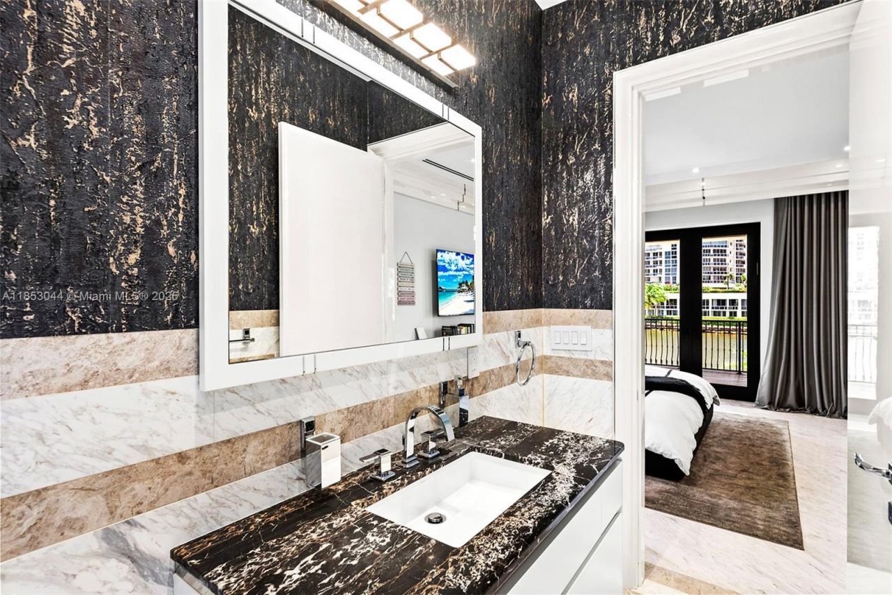 498 N Parkway Pkwy, Unit 498, Golden Beach, FL 33160 Photo