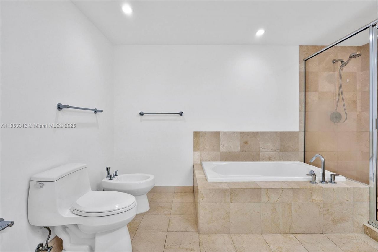 3131 NE 188th St, Unit 1-1212, Aventura, FL 33180 Photo