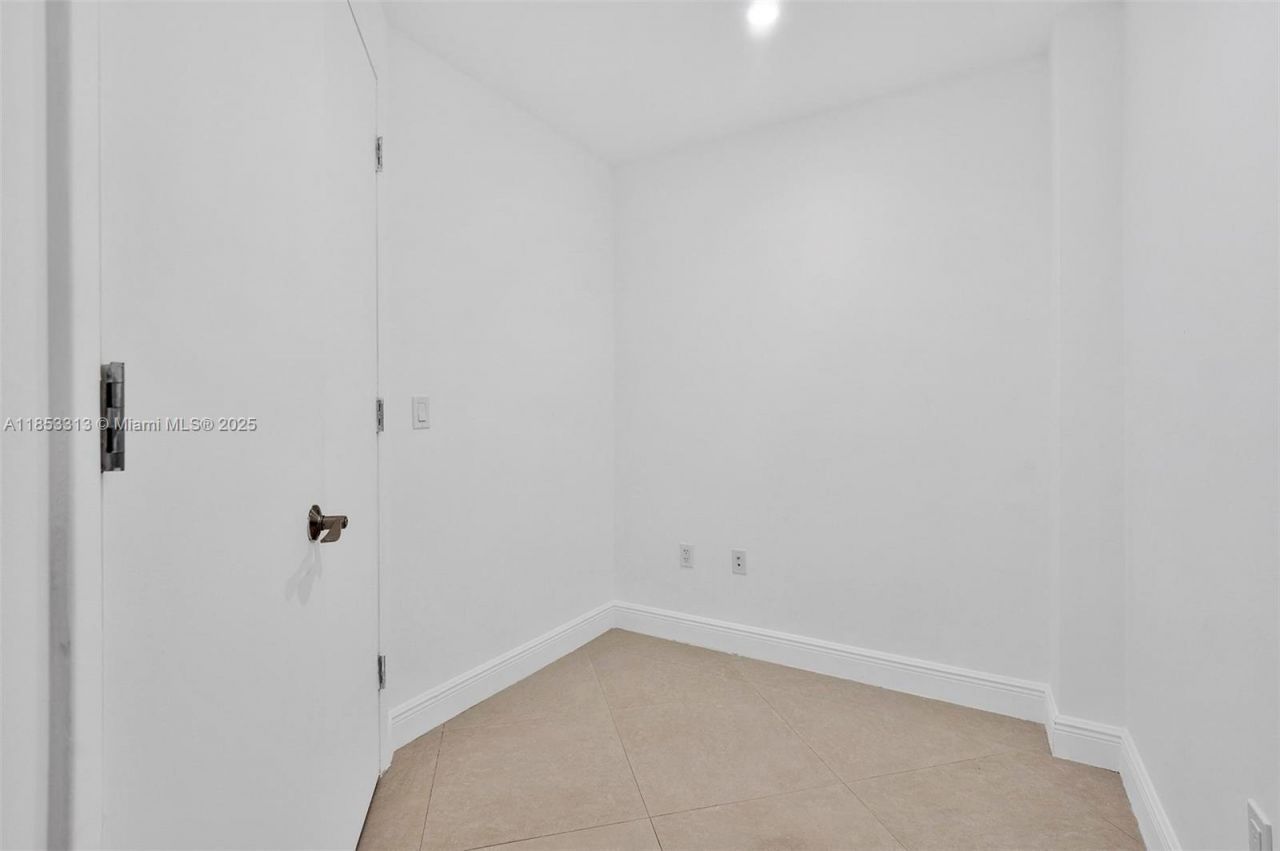 3131 NE 188th St, Unit 1-1212, Aventura, FL 33180 Photo