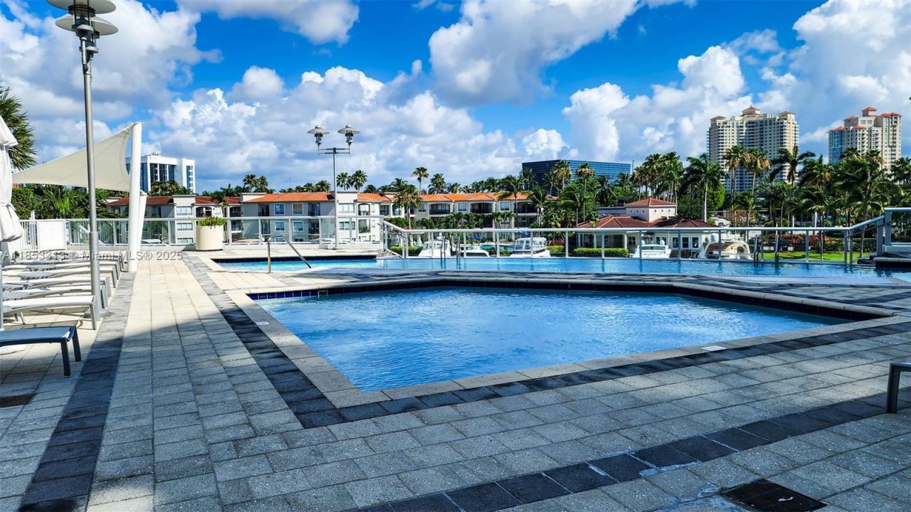 3131 NE 188th St, Unit 1-1212, Aventura, FL 33180 Photo