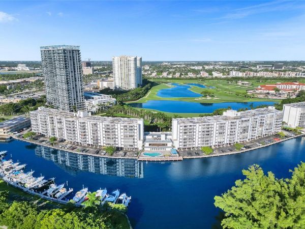 200 Diplomat Pkwy, Unit 423, Hallandale Beach, FL 33009