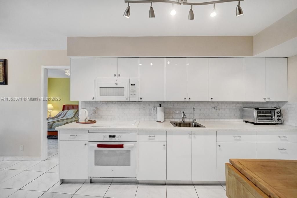 200 Diplomat Pkwy, Unit 423, Hallandale Beach, FL 33009 Photo