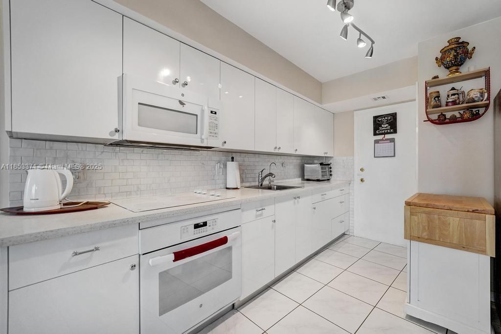 200 Diplomat Pkwy, Unit 423, Hallandale Beach, FL 33009 Photo