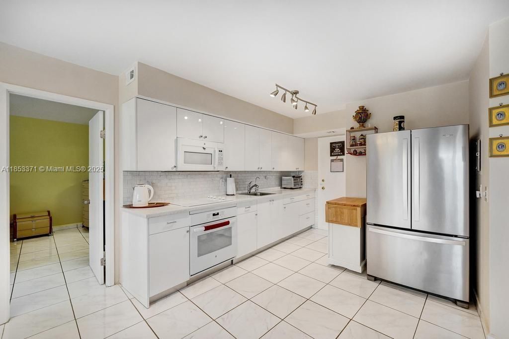 200 Diplomat Pkwy, Unit 423, Hallandale Beach, FL 33009 Photo