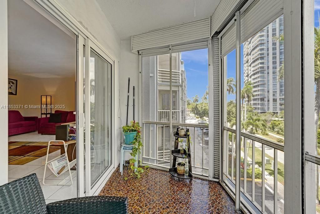 200 Diplomat Pkwy, Unit 423, Hallandale Beach, FL 33009 Photo