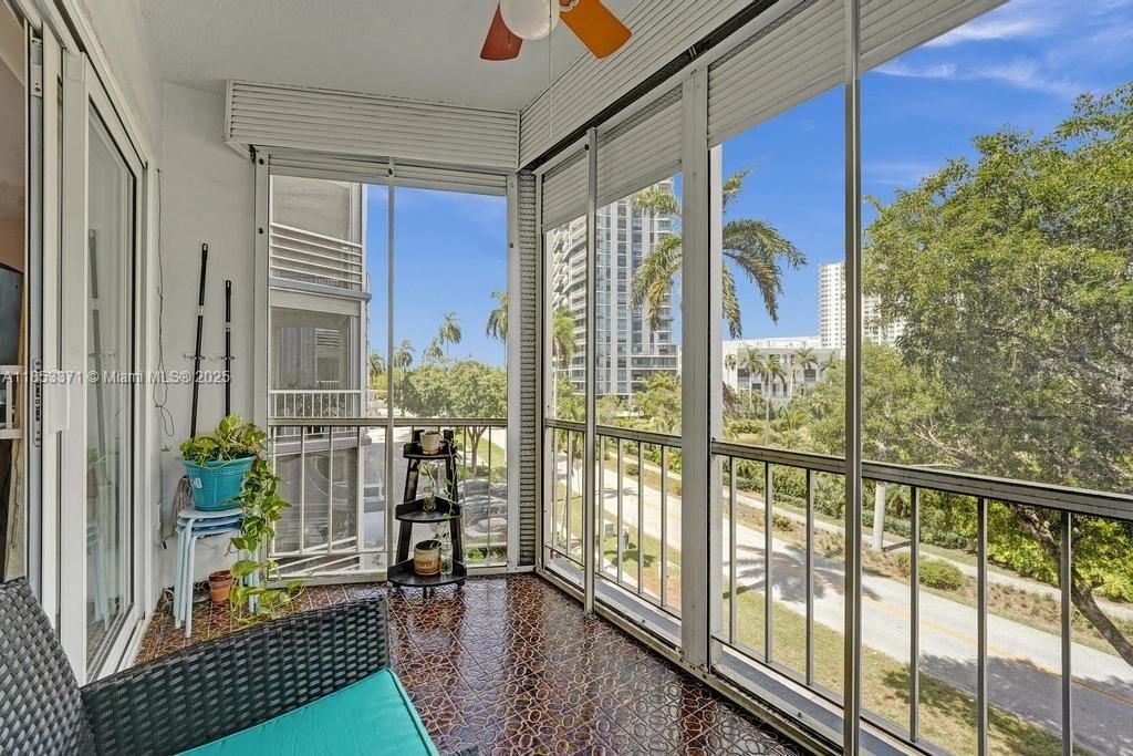 200 Diplomat Pkwy, Unit 423, Hallandale Beach, FL 33009 Photo