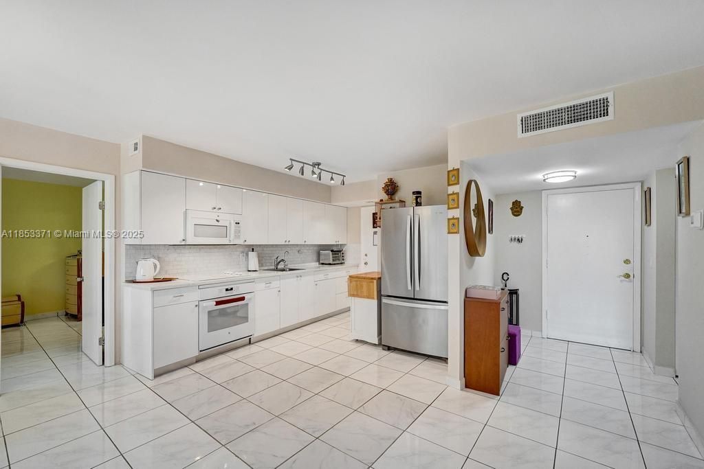 200 Diplomat Pkwy, Unit 423, Hallandale Beach, FL 33009 Photo