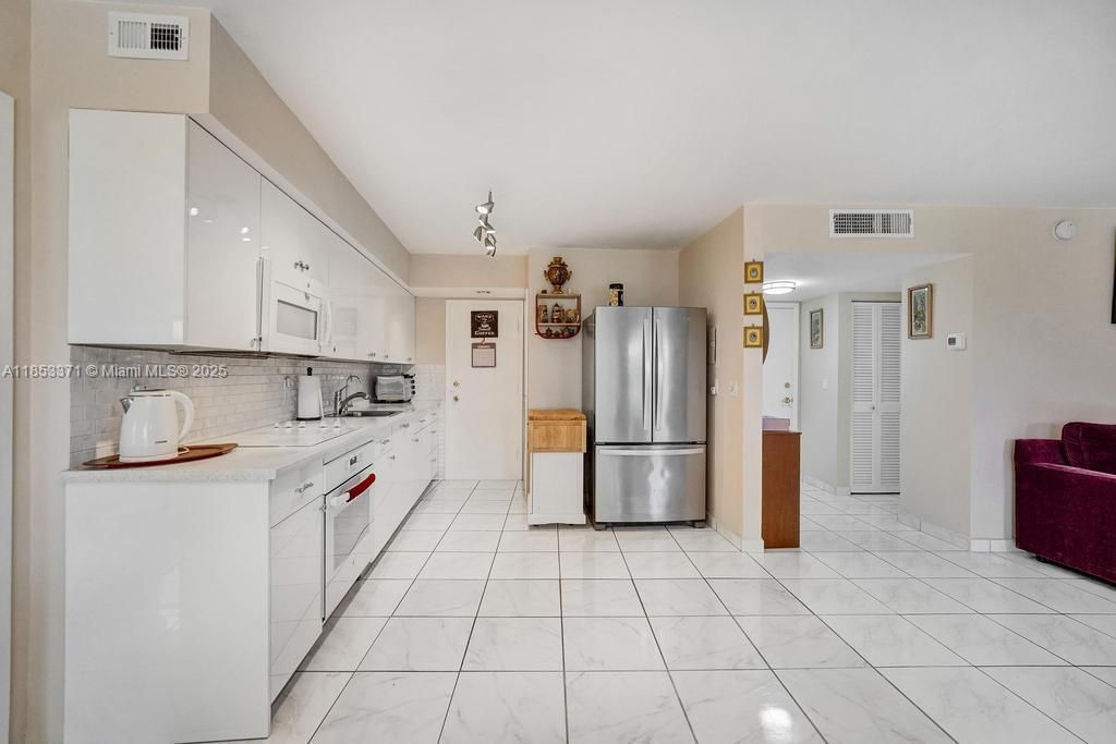 200 Diplomat Pkwy, Unit 423, Hallandale Beach, FL 33009 Photo