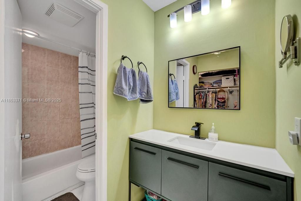 200 Diplomat Pkwy, Unit 423, Hallandale Beach, FL 33009 Photo