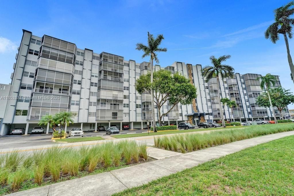 200 Diplomat Pkwy, Unit 423, Hallandale Beach, FL 33009 Photo