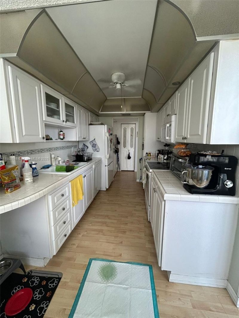 1100 Saint Charles Pl, Unit 504, Pembroke Pines, FL 33026 Photo