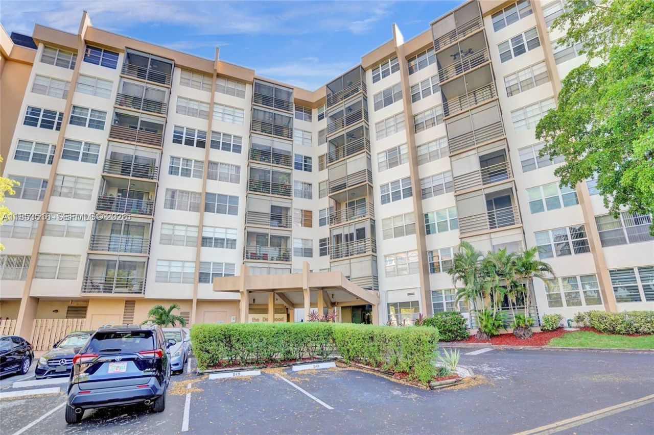 1100 Saint Charles Pl, Unit 504, Pembroke Pines, FL 33026 Photo